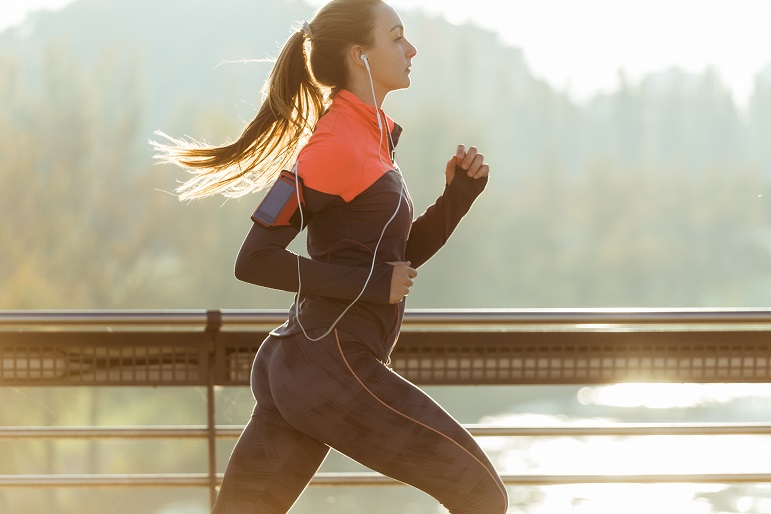 Mujer corriendo para ilustrar la Deficiencia hierro atletas